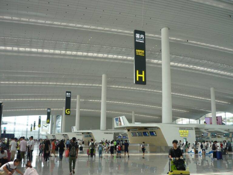 Guangzhou_Baiyun_International_Airport_Terminal_2_Departure_Lobby_201807_02
