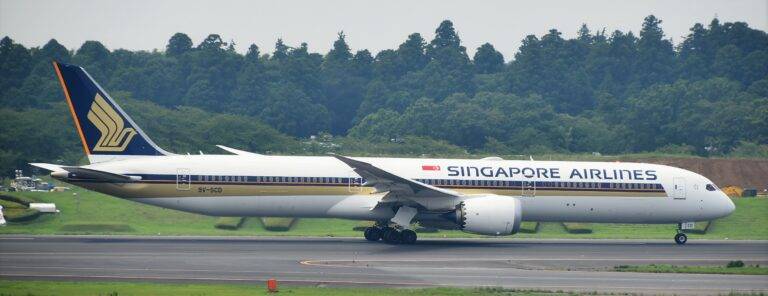 Singapore_Airlines_B787-10_(9V-SCD)_taxiing_at_Narita_International_Airport
